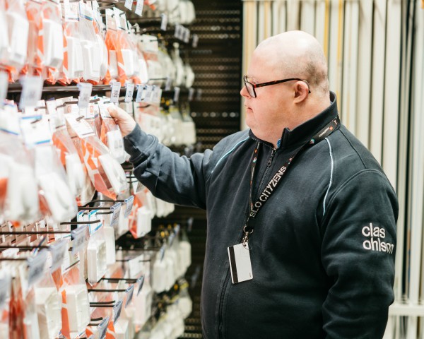 Produksjon og service - – Det beste er å hjelpe kundene, og så er det er kult å sitte i kassa, sier Hans Henrik Karlsen.