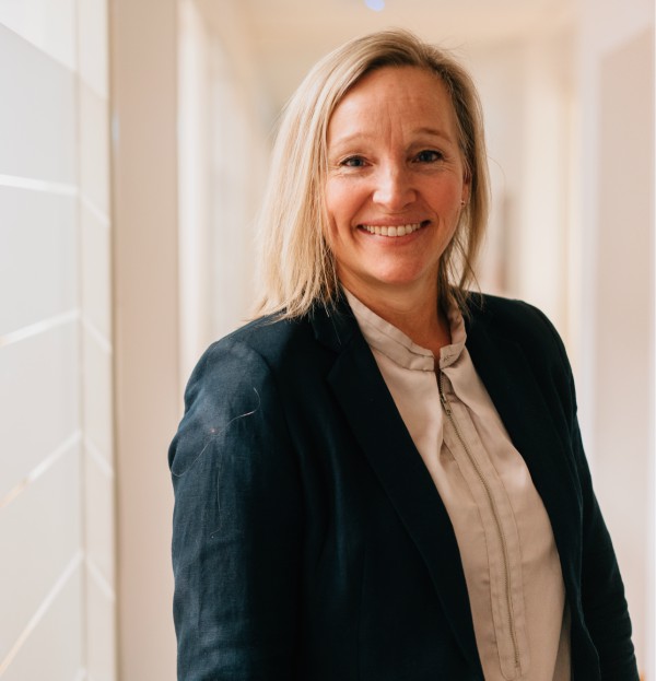 Produksjon og service - – Det er viktig for oss at bedrifter som tilbyr tilrettelagt arbeid opprettholdes, og det er fantastisk å se arbeidsgleden de har på Fossheim, sier Vibecke Østby i TV-aksjonen.